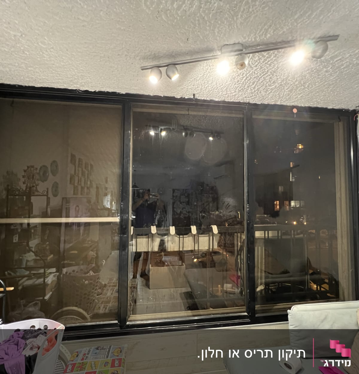 חלונות גדולים עם תריסים סגורים למחצה